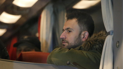 Un refugiado se sienta dentro de un autobús que llega desde la ciudad bávara de Landshut al edificio Cancillería en Berlín. REUTERS