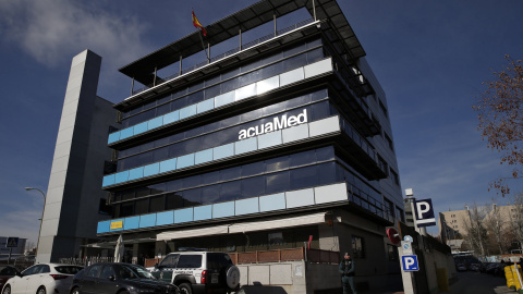 Un agente de la Guardia Civil española se sitúa en la entrada de la empresa contrato de agua estatal Acuamed en Madrid. REUTERS Un agente de la Guardia Civil española se sitúa en la entrada de la empresa contrato de agua estatal Acuamed en Madrid. REUTERS