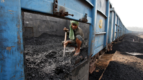 Un trabajador del carbón descarga un tren en Chandigarh, India, en 2014.- REUTERS/Ajay Verma Un trabajador del carbón descarga un tren en Chandigarh, India, en 2014.- REUTERS/Ajay Verma