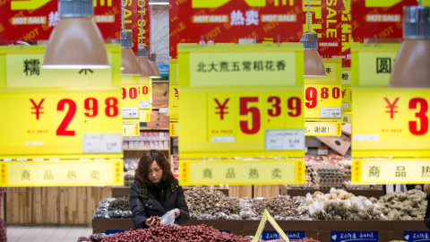 Una mujer de compras en un supermercado en Hangzhou, en la provincia china de Zhejiang. REUTERS/China Daily Una mujer de compras en un supermercado en Hangzhou, en la provincia china de Zhejiang. REUTERS/China Daily