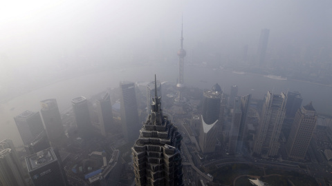 Vista aérea del distrito de Pudong, el barrio financiero de Shanghai, cubierto por la polución. REUTERS/Aly Song Vista aérea del distrito de Pudong, el barrio financiero de Shanghai, cubierto por la polución. REUTERS/Aly Song