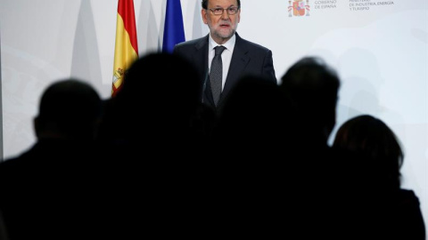 El presidente del Gobierno en funciones, Mariano Rajoy, durante su intervención en la inauguración del Foro Exceltur de liderazgo turístico celebrado en el recinto ferial de IFEMA. EFE/Juan Carlos Hidalgo El presidente del Gobierno en funciones, Mariano Rajoy, durante su intervención en la inauguración del Foro Exceltur de liderazgo turístico celebrado en el recinto ferial de IFEMA. EFE/Juan Carlos Hidalgo