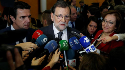 El presidente del Gobierno en funciones, Mariano Rajoy, atiende a los medios en el recinto ferial de IFEMA. EFE/Juan Carlos Hidalgo El presidente del Gobierno en funciones, Mariano Rajoy, atiende a los medios en el recinto ferial de IFEMA. EFE/Juan Carlos Hidalgo