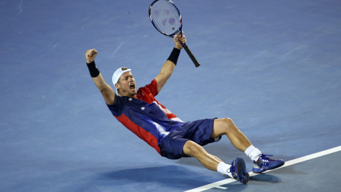El australiano Lleyton Hewitt celebra el pase a la siguiente ronda del Open de Australia frente a su compatriota James Duckworth. Melbourne, Australia. REUTERS/Jason O'Brien