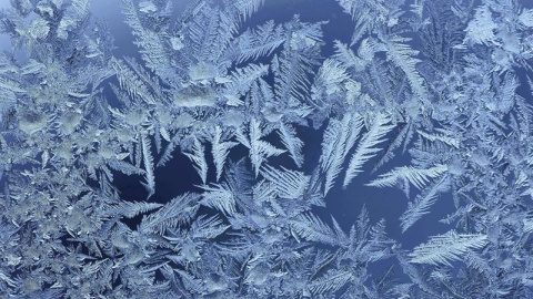 La escarcha forma bonitas formas en el cristal de una ventana tras una gélida noche en Kleinhettstedt, Alemania. EFE/Martin Schutt