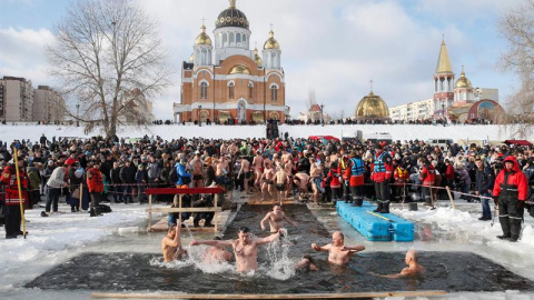 Cristianos ortodoxos se sumergen en agua helada durante las celebraciones de la Epifanía en Kiev, Ucrania. EFE/Sergey Dolzhenko