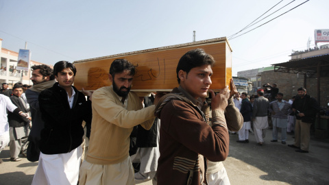 Varias personas trasladan el féretro con uno de los fallecidos del asalto talibán a la universidad Bacha Khan del norte de Pakistán.EFE/BILAWAL ARBAB