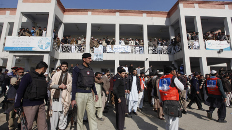 Varias personas esperan noticias a la entrada del hospital en Charsadda donde están ingresadas algunas de la víctimas del asalto talibán a la universidad Bacha Khan del norte de Pakistán.EFE/BILAWAL ARBAB