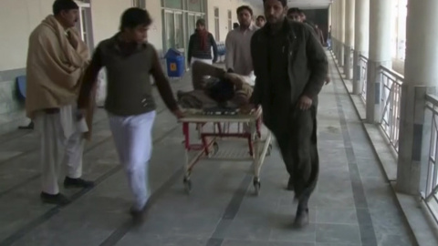 Varias personas trasladan en una camilla a uno de los heridos en el ataque a la Universidad Bacha Khan, en la localidad paquistaní de  Charsadda. REUTERS/Reuters TV