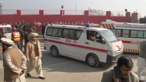 Una ambulancia llega al campus de la Universidad Bacha Khan de la localidad paquistaní de Charsadda, tras el ataque terrorista que ha provocado decenas de muertos. REUTERS/Reuters TV