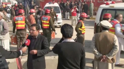 Sanitarios y militares en el campus de la Universidad  Bacha Khan University de la localidad paquistaní de Charsadda, tras el ataque de un grupo terrorista que ha provocado decenas de muertos. REUTERS/Reuters TV