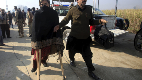 Un profesor de la Universidad de Bacha Khan, en la localidad paquistaní de Charsadda, camina ayudado de muletas tras resultar herido en el ataque taliban que ha provocado decenas de muertos. REUTERS/Fayaz Aziz
