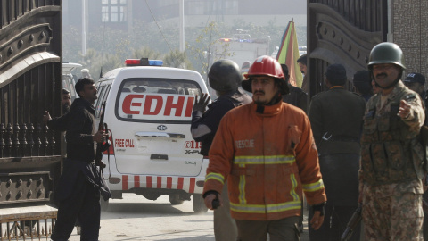 Soldados, policías y personal de protección civil en la entrada de la Universidad Bacha Khan, de la ciudad paquistanía de Charsadda, que sufrido un ataque terrorista que ha provocado una veintena de muertos. REUTERS/Fayaz Aziz