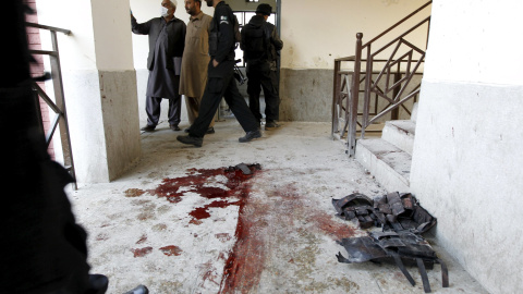 Manchas de sangre en el suelo de una residencia de estudiantes de la  Universidad Bacha Khan University, en la ciudad paquistaní de  Charsadda, tras el ataque terrorista que provocado una veintena de víctimas mortales. REUTERS/Caren Firouz