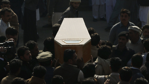 Varias persionas rodean el ataud de uno de los estudiantes victima del ataque terrorista a la Universidad Bacha Khan, en Pakistán. REUTERS/Khuram Parvez