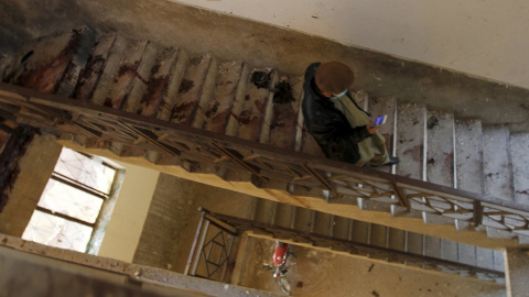 Un hombre baja por las escaleras de una residencia de estudiantes donde se aprecian los daños y las manchas de sangre tras el ataque terrorista a la Universidad  Bacha Khan, de la ciudad paquistaní de Charsadda. REUTERS/Caren Firouz