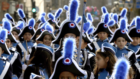 Casi 5.000 niños donostiarras, repartidos en 49 compañías, han tomado hoy en la tamborrada infantil las calles de San Sebastián en su día grande, que este año sirve también como antesala de la gran inauguración de la Capitalidad Cultural Eu