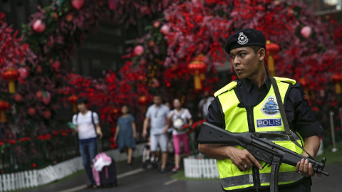 Miembros de la policía malaya hacen guardia en el exterior de un centro comercial en Kuala Lumpur, Malasia, hoy 20 de enero de 2016. Según informaron fuentes oficiales, las autoridades de Malasia reforzaron la seguridad y los controles como