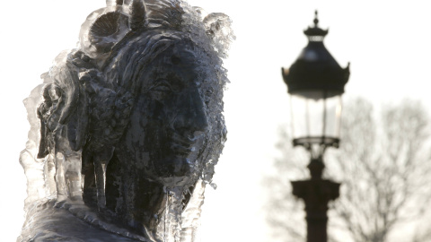 Los carámbanos cuelgan de una estatua en la fuente de la Plaza de la Concordia en un día frío de invierno en París, Francia, 20 de enero de 2016. REUTERS / Philippe Wojazer