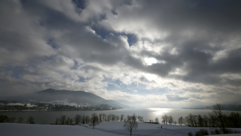 El lago 'Tegernsee' en Gmund, cerca de Munich, Alemania, 20 de enero de 2016. REUTERS / Michaela Rehle