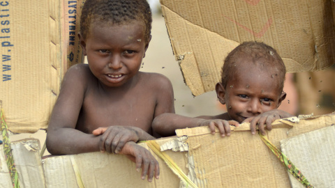 Niños miran un vertedero donde recogen basura reciclable a las afueras de Yemen, en Houdieda 20 de enero de 2016. REUTERS / Abduljabbar Zeyad