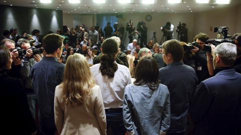 El líder de Podemos, Pablo Iglesias, durante la rueda de prensa en el Congreso tras su reunión con el rey, acompañado de Carolina Bescansa, Iñigo Errejon, Victoria Rosell, Irene Montero, Xavi Domenech, y Julio Rodriguez. REUTERS/Sergio Pere El líder de Podemos, Pablo Iglesias, durante la rueda de prensa en el Congreso tras su reunión con el rey, acompañado de Carolina Bescansa, Iñigo Errejon, Victoria Rosell, Irene Montero, Xavi Domenech, y Julio Rodriguez. REUTERS/Sergio Pere