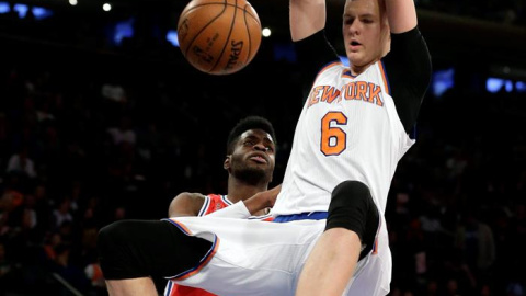 Porzingis hace un mate en un partido hace unos días contra Philadelphia. EFE/JASON SZENES Porzingis hace un mate en un partido hace unos días contra Philadelphia. EFE/JASON SZENES