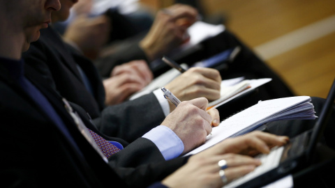 Los periodistas toman notas durante la rueda de prensa de Mario Draghi, tras la reunión mensual del Consejo de Gobierno del BCE en Fráncfort. REUTERS/Kai Pfaffenbach