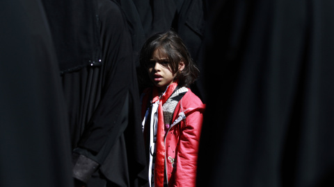 Una niña yemení mira al cámara durante una protesta de mujeres frente a la oficina de la ONU en la capital yemení, en contra de las operaciones militares en curso y los ataques aéreos llevados a cabo por la coalición de Arabia en su país, S