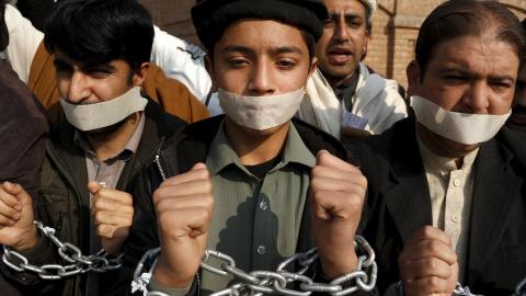 Ciudadanos protestan en contra del ataque a la universidad Bacha Khan en Peshawar, Pakistán, 21 de enero de 2016. REUTERS / Khuram Parvez