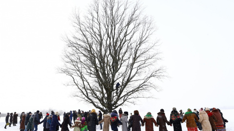 Varios vecinos participan en la celebración de Kolyada en el pueblo de Martsiyanauka, Bielorrusia, 21 de enero de 2016. Los residentes locales celebran el final de unas vacaciones paganas de invierno, que a lo largo de los siglos se ha fusi