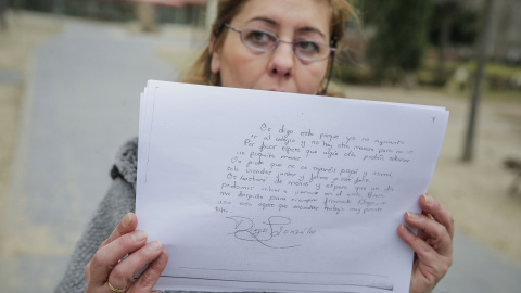 Carmen González, la madre de Diego, el niño de once años que se suicidó en octubre pasado en Leganés, muestra una copia de parte de la carta recogida en la vivienda donde se mató el menor durante las declaraciones que ha realizado hoy a Efe
