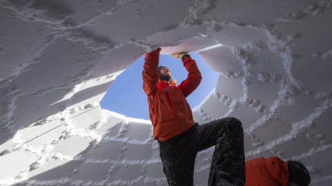 El director del Igloo-village (pueblo de iglús), Reto Gilli, apila los últimos ladrillos de nieve durante la construcción del iglú más grande del mundo con un diámetro de 13 metros y 11 metros de alto en Zermatt (Suiza) hoy, 21 de enero de 