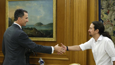 El rey Felipe VI recibe al líder de Podemos, Pablo Iglesias, durante la ronda de consultas. /EFE El rey Felipe VI recibe al líder de Podemos, Pablo Iglesias, durante la ronda de consultas. /EFE