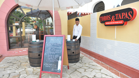 Mauricio es técnico medio en economía y graduado de la escuela de hostelería del Hotel Sevilla de La Habana. Mauricio es técnico medio en economía y graduado de la escuela de hostelería del Hotel Sevilla de La Habana.