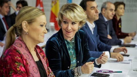 La presidenta del PP madrileño, Esperanza Aguirre (2i), conversa con la presidenta de la Comunidad de Madrid, Cristina Cifuentes (i), durante la reunión de la Junta Directiva del PP regional. /EFE La presidenta del PP madrileño, Esperanza Aguirre (2i), conversa con la presidenta de la Comunidad de Madrid, Cristina Cifuentes (i), durante la reunión de la Junta Directiva del PP regional. /EFE