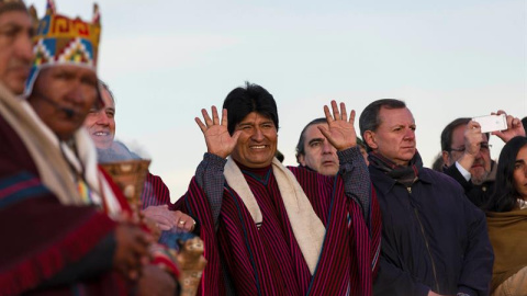 El presidente de Bolivia, Evo Morales, agradeció la década que lleva en la Presidencia con ritos dedicados a la Pachamama (Madre Tierra) en la antigua ciudadela de Tiahuanaco (Bolivia).- EFE El presidente de Bolivia, Evo Morales, agradeció la década que lleva en la Presidencia con ritos dedicados a la Pachamama (Madre Tierra) en la antigua ciudadela de Tiahuanaco (Bolivia).- EFE
