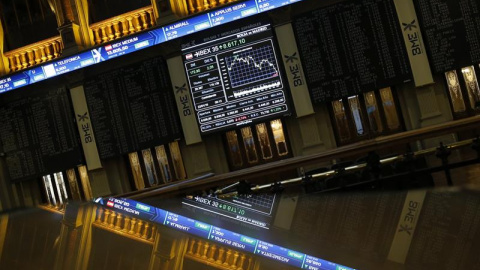 Panel informativo de la Bolsa española donde se muestra el valor del Ibex 35. EFE/Mariscal Panel informativo de la Bolsa española donde se muestra el valor del Ibex 35. EFE/Mariscal