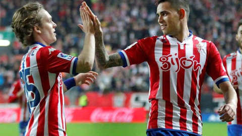 El delantero paraguayo del Sporting Antonio Sanabria (d) celebra su tercer gol con el croata Alen Halilovic. /EFE El delantero paraguayo del Sporting Antonio Sanabria (d) celebra su tercer gol con el croata Alen Halilovic. /EFE