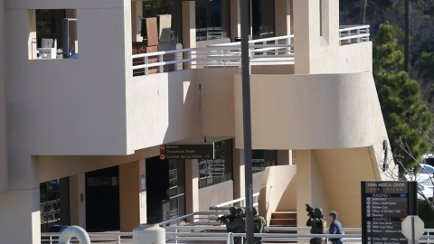 Las fuerzas policiales convergen en un área cerca de un aparcamiento junto al edificio 26 en el Centro Médico Naval en San Diego. REUTERS