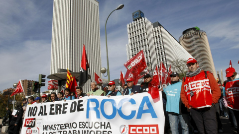 Manifestación de trabajadores de Roca en Madrid contra el ERE aplicado por el grupo / EFE. Manifestación de trabajadores de Roca en Madrid contra el ERE aplicado por el grupo / EFE.