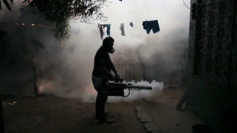 Un hombre fumiga el vecindario de Altos del Cerro, en Salvador, contra el virus del Zika. REUTERS Un hombre fumiga el vecindario de Altos del Cerro, en Salvador, contra el virus del Zika. REUTERS