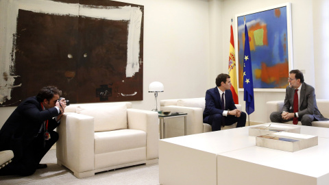 El presidente del Gobierno en funciones, Mariano Rajoy, con el lider de Ciudadanos, Albert Rivera, durante su reunión en el Palacio de la Moncloa, para analizar los resultados de las elecciones del 20-D. REUTERS/Juan Medina El presidente del Gobierno en funciones, Mariano Rajoy, con el lider de Ciudadanos, Albert Rivera, durante su reunión en el Palacio de la Moncloa, para analizar los resultados de las elecciones del 20-D. REUTERS/Juan Medina