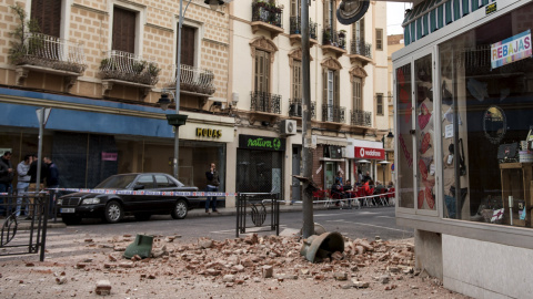 Los restos de la fachada de un edificio en una calle de Melilla, España, tras el fuerte terremoto de magnitud 6,3 que sacudió la costa sur de España. REUTERS/Jesus Blasco de Avellaneda