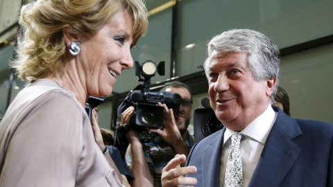 Esperanza Aguirre, cuando era presidenta de la Comunidad de Madrid, con el empresarios Arturo Fernández. EFE Esperanza Aguirre, cuando era presidenta de la Comunidad de Madrid, con el empresarios Arturo Fernández. EFE