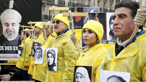 Participantes en la manifestación en París en protesta por la visita dwel presidente de Irán, Hassan Rohani. REUTERS/Jacky Naegelen