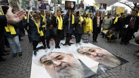 Participantes en la manifestación en París en protesta por la visita dwel presidente de Irán, Hassan Rohani. REUTERS/Jacky Naegelen