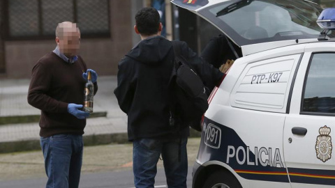 Agentes de Policía tras registrar una vivienda de Avilés en la que se ha detenido a un hombre por matar supuestamente a su mujer, de 48 años, cuyo cadáver ha sido encontrado a primera hora de la tarde en el interior de la misma. EFE/J.L.Cer Agentes de Policía tras registrar una vivienda de Avilés en la que se ha detenido a un hombre por matar supuestamente a su mujer, de 48 años, cuyo cadáver ha sido encontrado a primera hora de la tarde en el interior de la misma. EFE/J.L.Cer