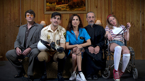 Fran Perea (segundo por la derecha), con el elenco de 'La estupidez', en las Naves del Español. / IULIAN ZAMBREAN