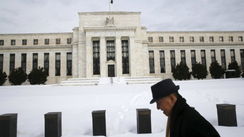 Un hombre camina por la nieve caida con el último temporal en EEUU, frente al edificio de la Reserva Federal en Washington. REUTERS/Jonathan Ernst Un hombre camina por la nieve caida con el último temporal en EEUU, frente al edificio de la Reserva Federal en Washington. REUTERS/Jonathan Ernst